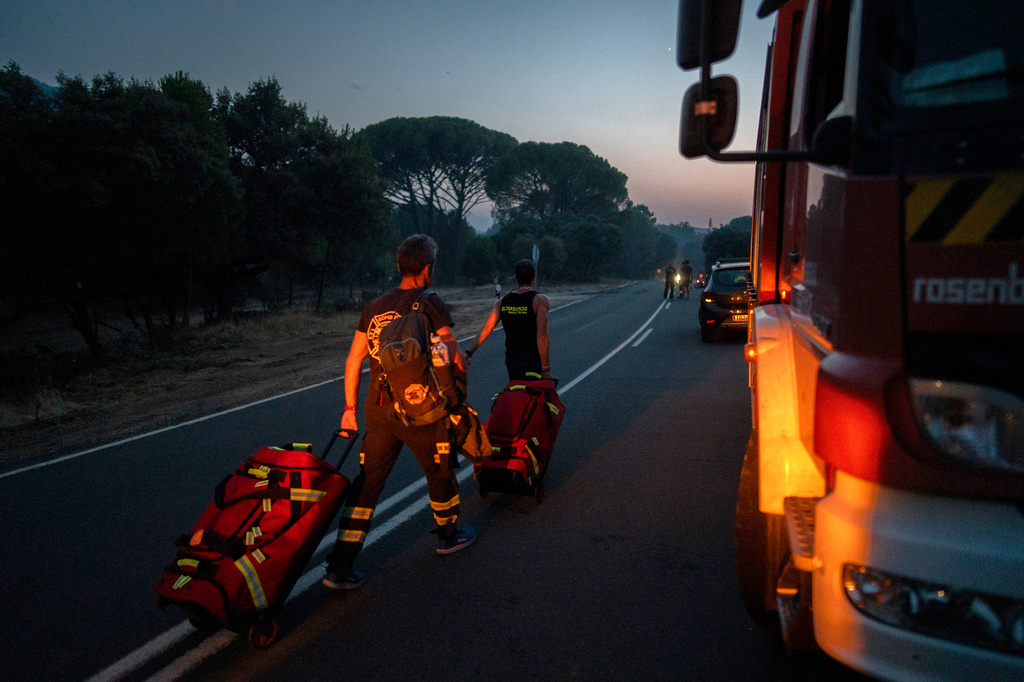 Fire crews are deployed to battle a wildfire near El Tiemblo, Madrid province, Spain, Wednesday, July 29, 2026. (AP Photo/Olmo Calvo)