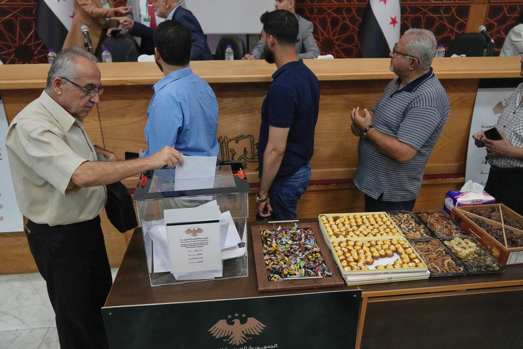 A Syrian electoral college member casts his vote during the parliamentary elections at Latakia's Governor ballot station, in the coastal city of Latakia, Syria, Sunday, Oct. 5, 2025. (AP Photo/Hussein Malla)
