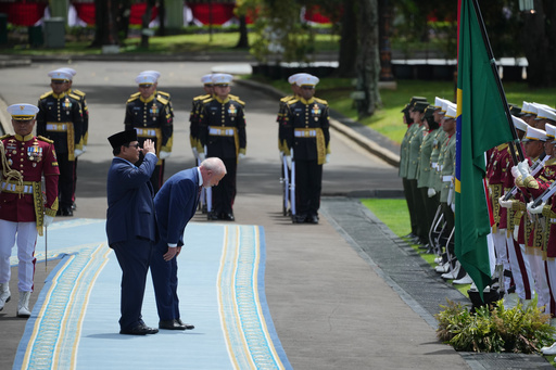 Indonesian President Prabowo Subianto, left, and Brazil's President Luiz Inacio Lula da Silva salute their national flags as they inspect honor guards during a welcoming ceremony prior to their meeting at Merdeka Palace in Jakarta, Indonesia, Thursday, Oct. 23, 2025. (AP Photo/Achmad Ibrahim) Indonesian President Prabowo Subianto, left, and Brazil's President Luiz Inacio Lula da Silva salute their national flags as they inspect honor guards during a welcoming ceremony prior to their meeting at Merdeka Palace in Jakarta, Indonesia, Thursday, Oct. 23, 2025. (AP Photo/Achmad Ibrahim)