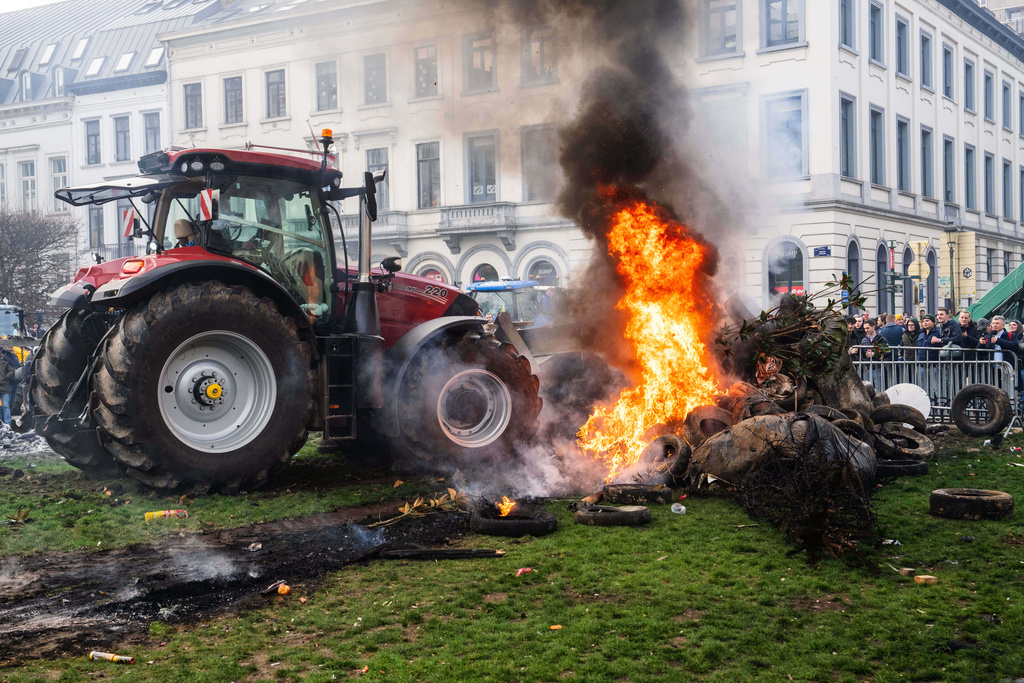 Protestors burn tires during a demonstration of European farmers outside the EU Summit meeting in Brussels, Thursday, Dec. 18, 2025. (AP Photo/Marius Burgelman)