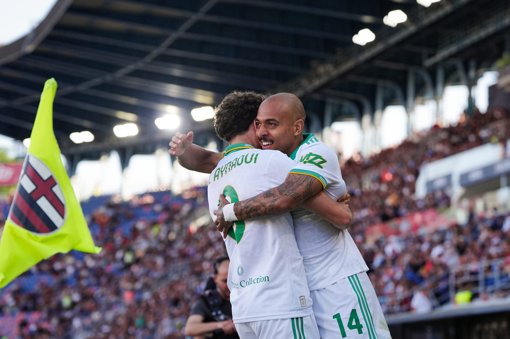 Roma's Donyell Malen, right, celebrates after scoring his side's first goal, during the Serie A soccer match between Bologna, in Bologna, Italy, Saturday, April 25, 2026. (Massimo Paolone/LaPresse via AP)