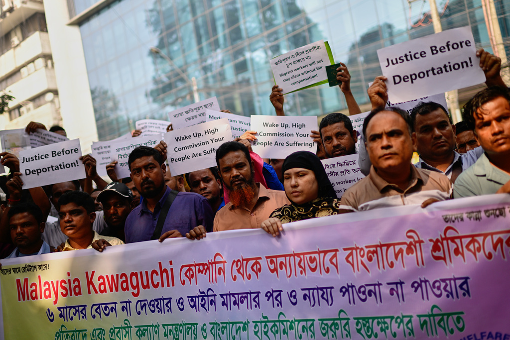 Bangladeshi workers who were employed by Malaysian companies protest in front of the Ministry of Expatriates' Welfare and Overseas Employment demanding unpaid wages, fair compensation and an end to alleged abuse by Malaysian employers, in Dhaka, Bangladesh, Monday, Nov. 10, 2025. (AP Photo/Mahmud Hossain Opu)