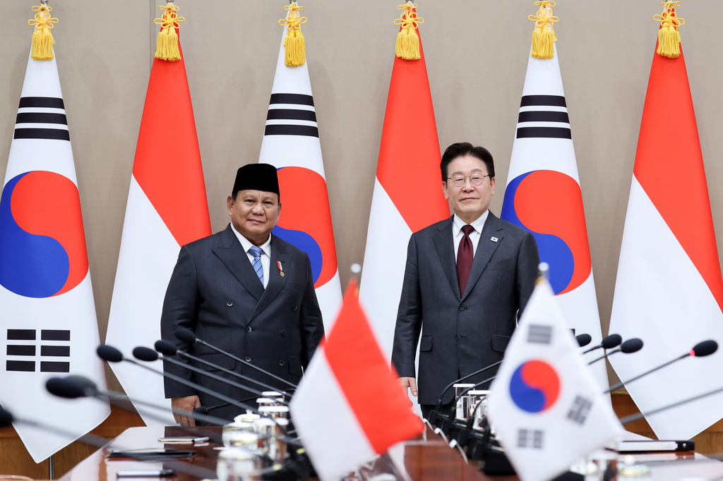 Indonesian President Prabowo Subianto, left, and South Korean President Lee Jae Myung pose for a photo before their meeting at presidential office in Seoul, South Korea, Wednesday, April 1, 2026. (Kim Do-hun/Yonhap via AP)