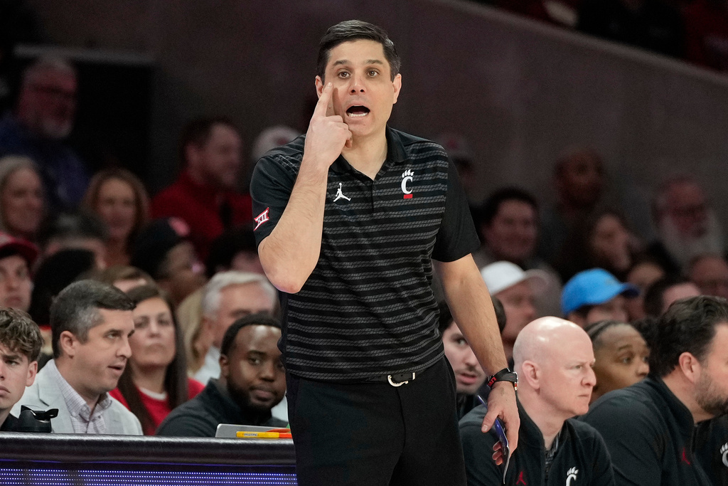 Cincinnati head coach Wes Miller signals to his team during the second half of an NCAA college basketball game against Houston, Saturday, Jan. 31, 2026, in Houston. (AP Photo/Kevin M. Cox)