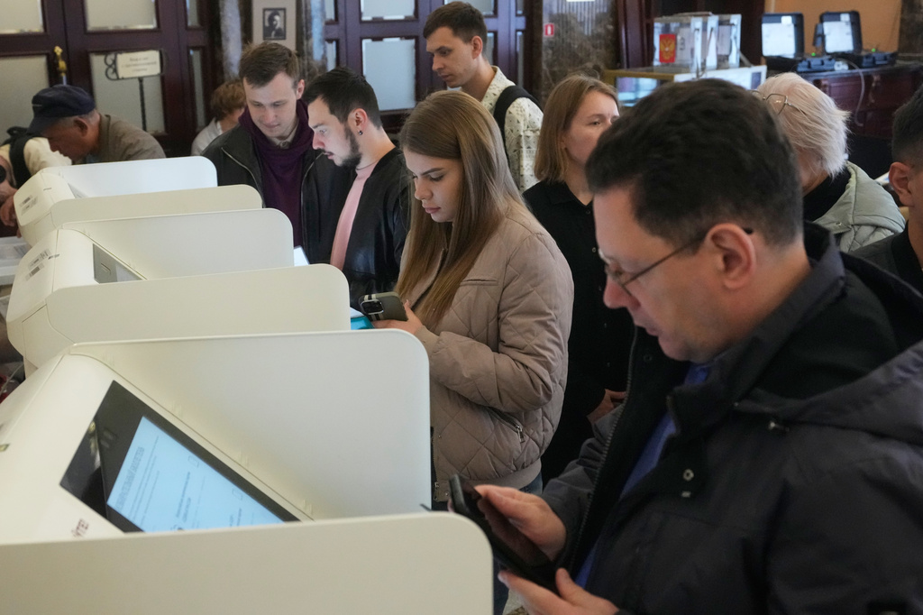 Voters use an electronic voting system in the parliamentary election in Moscow, Friday, Sept. 18, 2026. (AP Photo/Pavel Bednyakov)