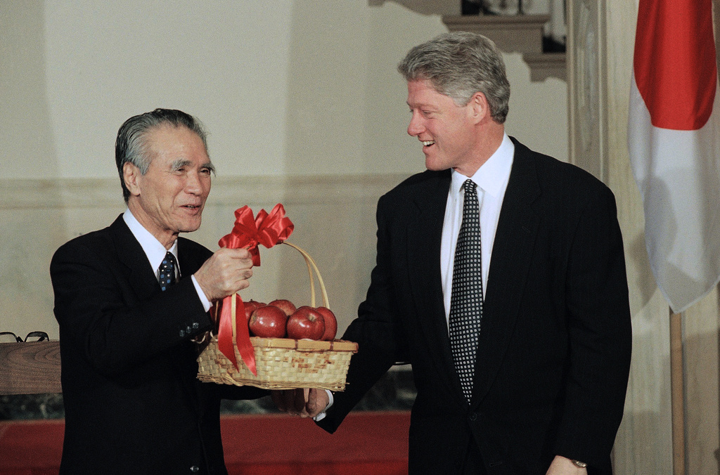 FILE - Japanese Prime Minister Tomiichi Murayama holds a basket of Washington state apples which President Bill Clinton gave him prior to the start of their joint news conference at the White House in Washington, Jan. 11, 1995. (AP Photo/Greg Gibson, File)