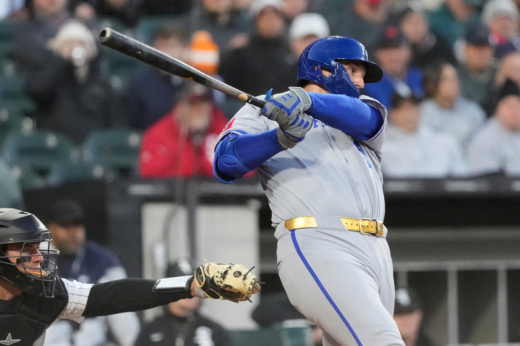 Kansas City Royals' Vinnie Pasquantino hits a two-run single during the fourth inning of a baseball game against the Chicago White Sox in Chicago, Wednesday, May 13, 2026. (AP Photo/Nam Y. Huh)
