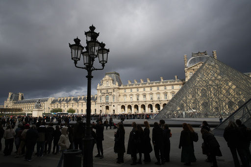People queue to enter Le Louvre museum Monday, Oct. 27, 2025 in Paris. (AP Photo/Christophe Ena) People queue to enter Le Louvre museum Monday, Oct. 27, 2025 in Paris. (AP Photo/Christophe Ena)