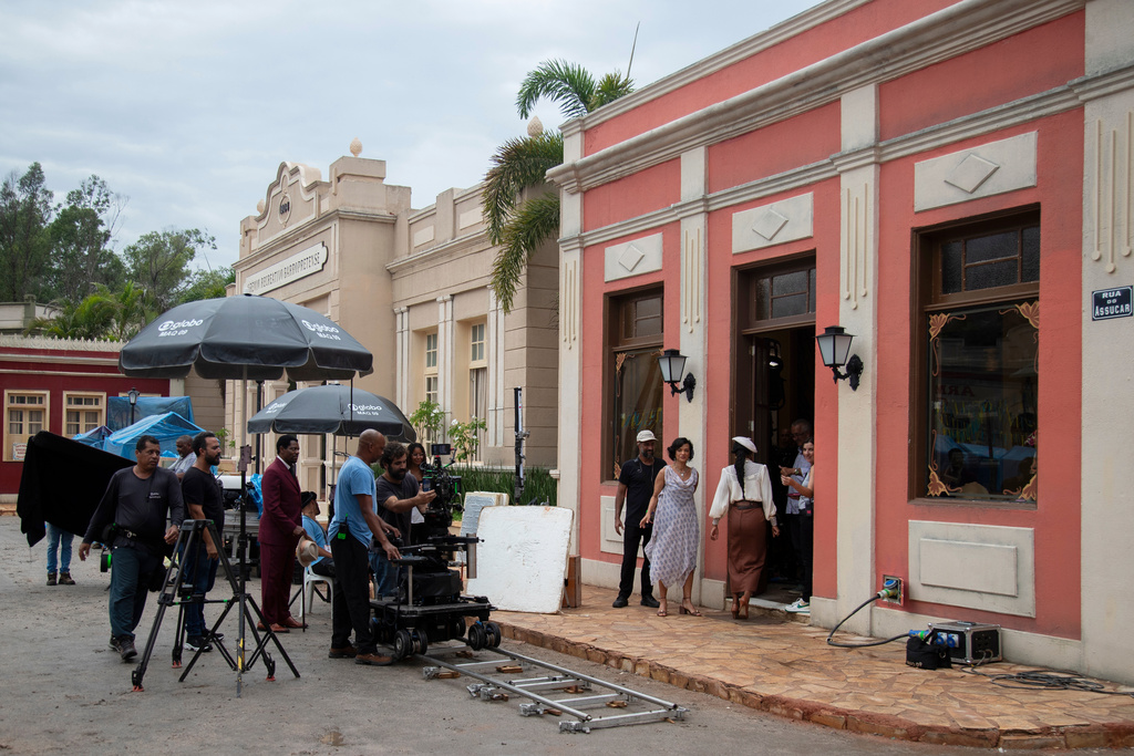 Actors film a scene of the soap opera "A Nobreza do Amor," at a TV Globo set in Rio de Janeiro, Thursday, March 12, 2026. (AP Photo/Bruna Prado)