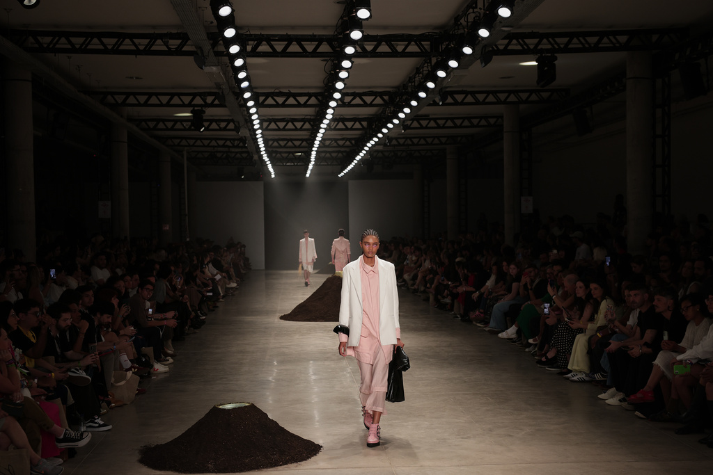A model wears a creation from the Leandro Castro collection during the Sao Paulo Fashion Week, Thursday, Oct. 16, 2025. (AP Photo/Ettore Chiereguini)