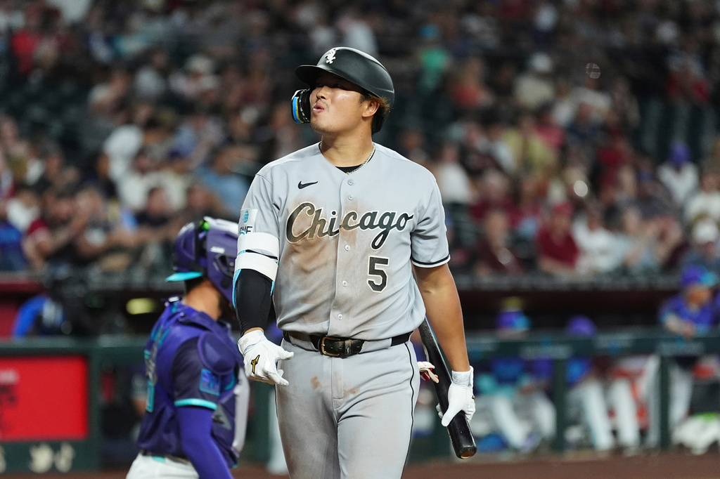 Chicago White Sox's Munetaka Murakami, of Japan, walks back to the dugout after striking out against the Arizona Diamondbacks during the fifth inning of a baseball game, Thursday, April 23, 2026, in Phoenix. (AP Photo/Ross D. Franklin)