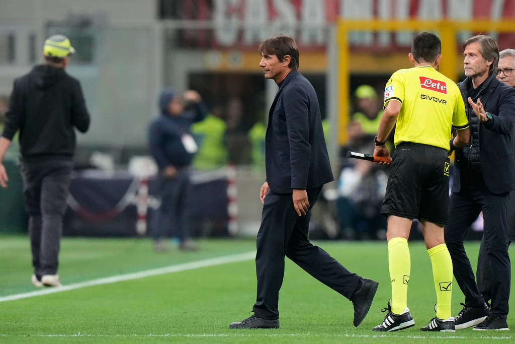 Napoli's head coach Antonio Conte leaves the pitch after the Serie A soccer match between AC Milan and Napoli at the San Siro stadium in Milan, Italy, Sunday, Sept. 28, 2025. (AP Photo/Luca Bruno)