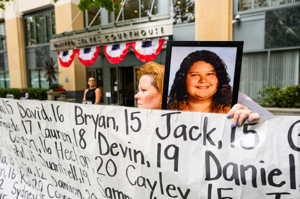 Erin Popolo holds a picture of daughter Emily Murilla, who died at age 17, during a protest against social media platforms outside the Ronald V. Dellums Federal Building and U.S. Courthouse on Tuesday, Aug. 18, 2026, in Oakland, Calif. (AP Photo/Noah Berger)