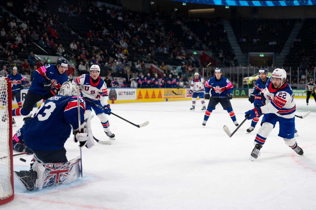 USA's Isaac Howard, right, scores his team's second goal past Britain's goaltender Ben Bowns, during the 2026 IIHF Men's Ice Hockey World Championship preliminary round group A game between Britain and the United States, in Zurich, Switzerland, Sunday, May 17, 2026. (Claudio Thoma/Keystone via AP)