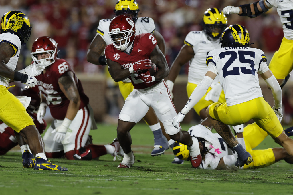 Oklahoma running back Jovantae Barnes (2) runs the ball against Michigan during the first half of an NCAA college football game Saturday, Sept. 6, 2025, in Norman, Okla. (AP Photo/Alonzo Adams)