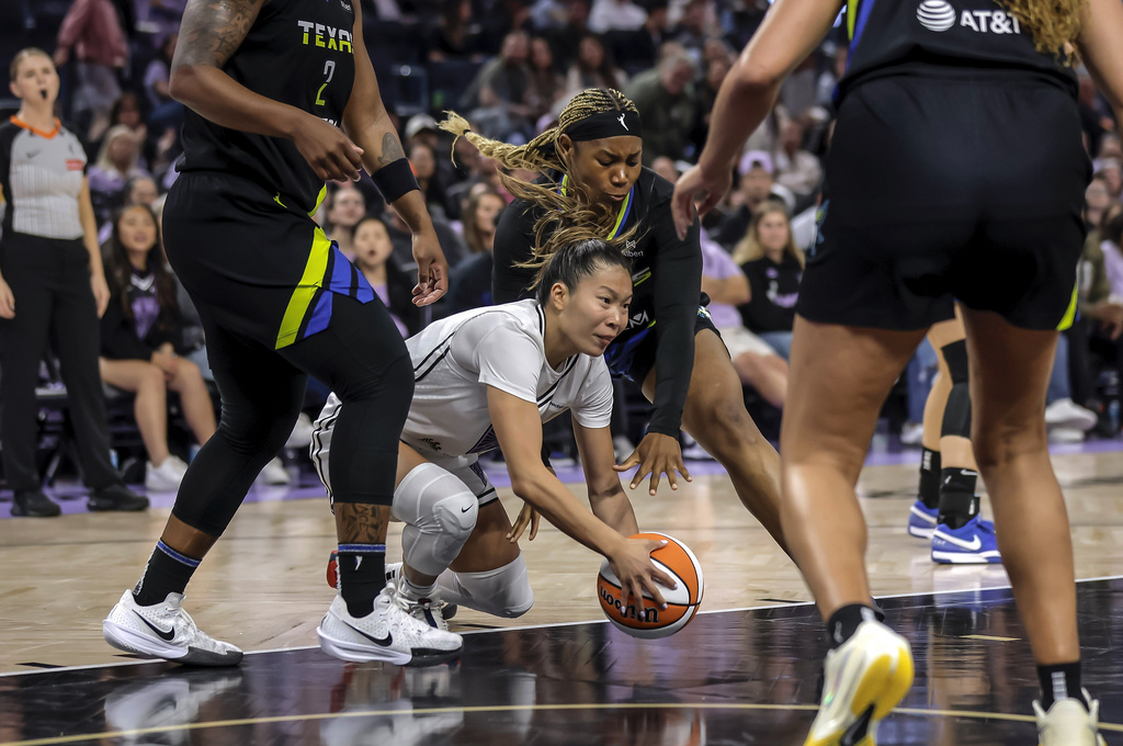 Golden State Valkyries' Kaitlyn Chen, center front, dives for the ball in the first half of a WNBA basketball game against the Dallas Wings in San Francisco, Thursday, Sept. 4, 2025. (Carlos Avila Gonzalez/San Francisco Chronicle via AP)