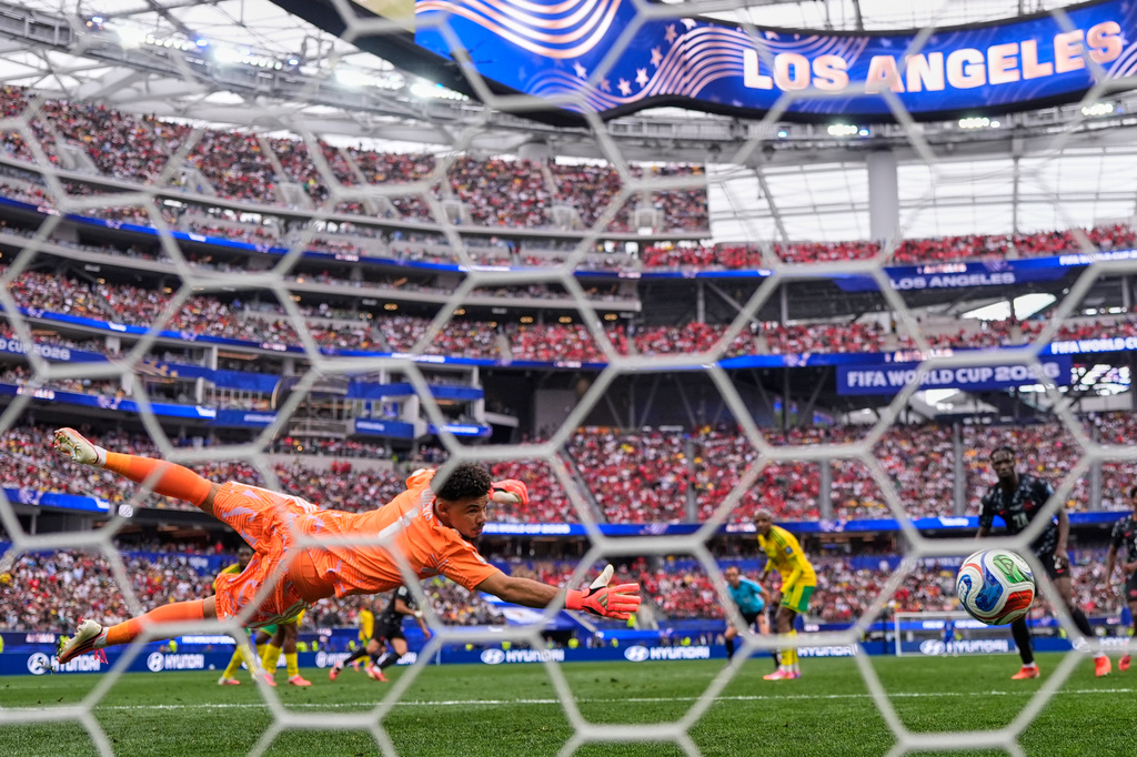 Canada's Stephen Eustaquio (7) scores their opening goal past South Africa goalkeeper Ronwen Williams (1) during the World Cup round of 32 soccer match between South Africa and Canada in Inglewood, Calif., near Los Angeles, Sunday, June 28, 2026. (AP Photo/Mark J. Terrill)
