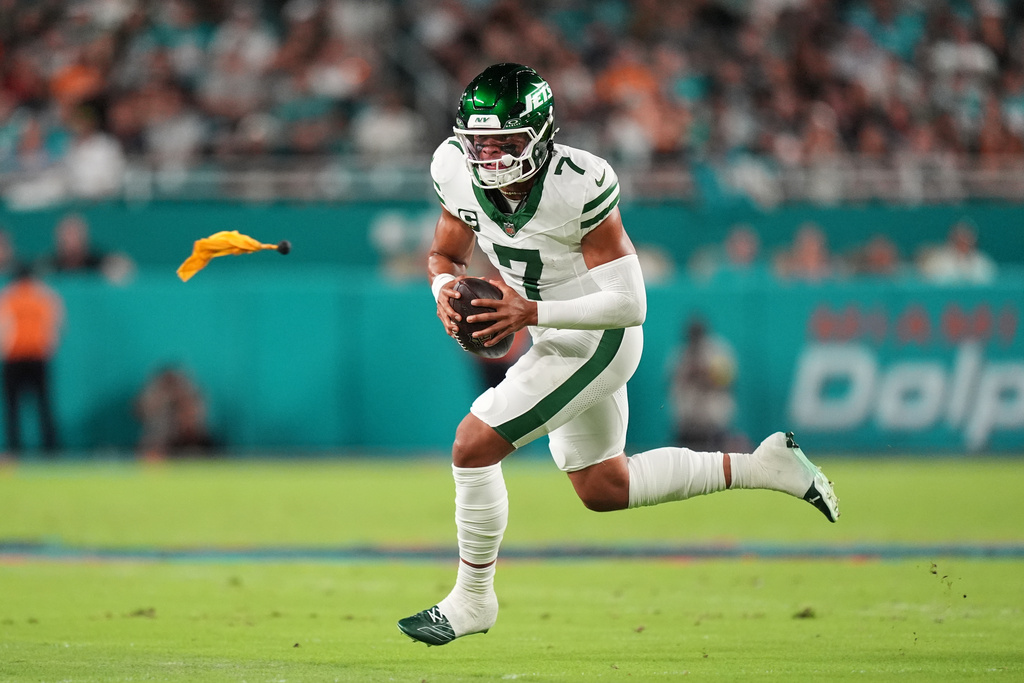 New York Jets quarterback Justin Fields runs the ball in the first half of an NFL football game against the Miami Dolphins, Monday, Sept. 29, 2025, in Miami Gardens, Fla. (AP Photo/Rebecca Blackwell)