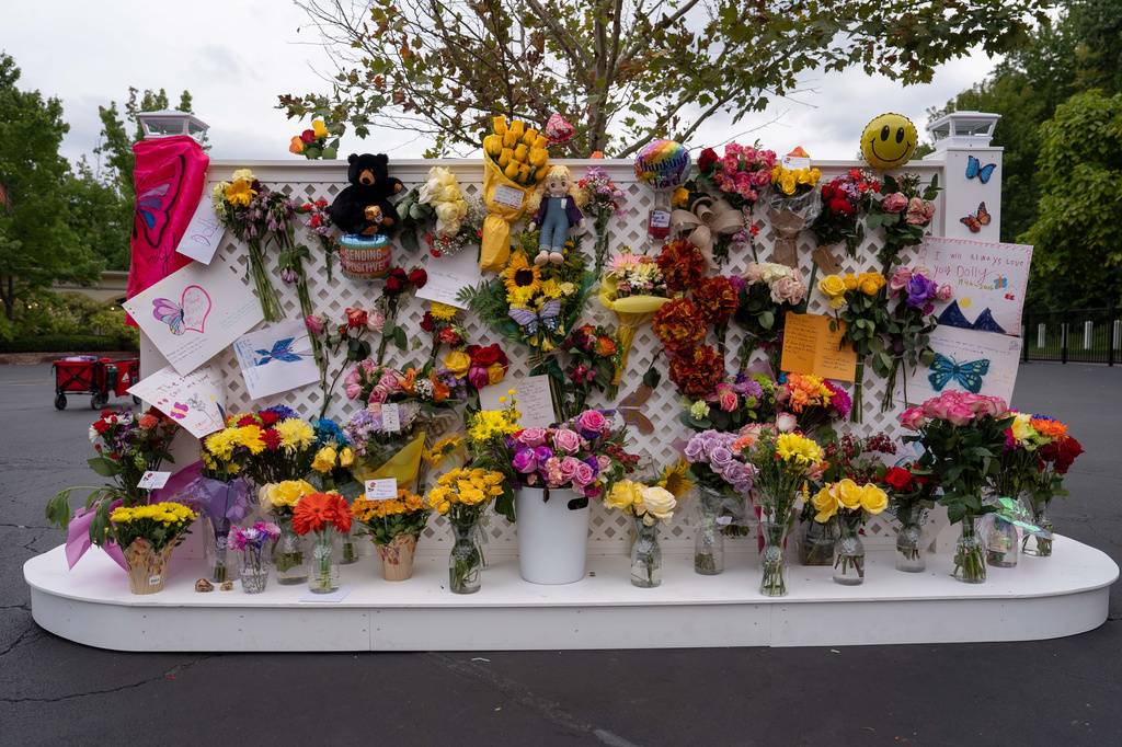 A memorial wall for Dolly Parton stands outside the Dollywood theme park in Pigeon Forge, Tenn., Wednesday, Aug. 26, 2026. (AP Photo/Camden Hall)