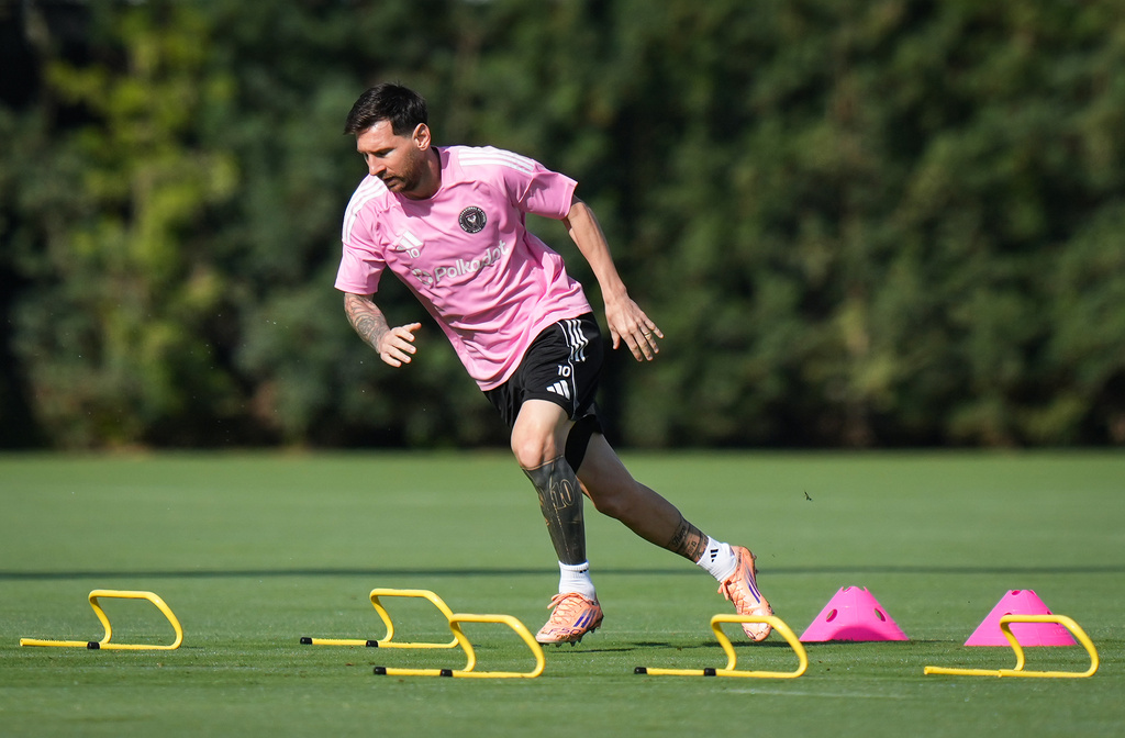 Inter Miami's Lionel Messi works out during a training session, Thursday, Dec. 4, 2025, in Fort Lauderdale, Fla., ahead of Saturday's of the MLS Cup soccer match against the Vancouver Whitecaps. (Darryl Dyck/The Canadian Press via AP)