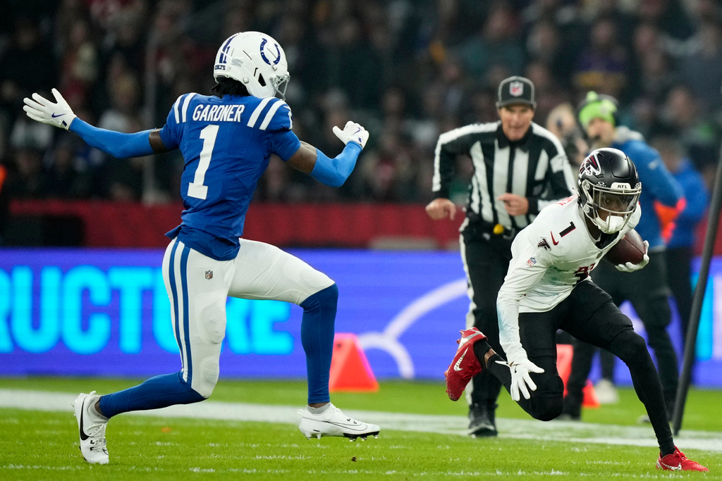 Atlanta Falcons wide receiver Darnell Mooney, right, runs from Indianapolis Colts cornerback Sauce Gardner during the first half of an NFL football game, Sunday, Nov. 9, 2025, in Berlin, Germany. (AP Photo/Ebrahim Noroozi)