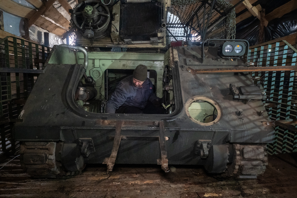 Ukrainian soldiers from repair and recovery battalion of the 57th separate brigade repair an armoured personnel carrier (APC) outskirts Kharkiv, Ukraine, Monday, Oct. 20, 2025. (AP Photo/Andrii Marienko)