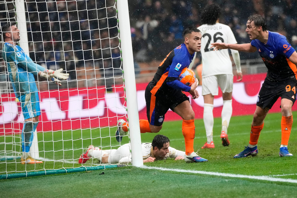 Inter Milan's Lautaro Martinez, center, celebrates after scoring his side's second goal during a Serie A soccer match between Inter Milan and Pisa, in Milan, Italy, Friday, Jan. 23, 2026. (AP Photo/Luca Bruno)