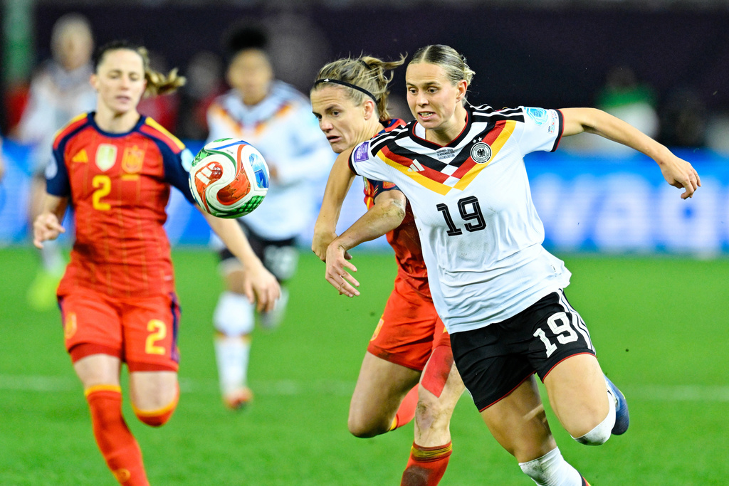 Germany's Klara Bühl, right, and Spain's Irene Paredes fight for the ball during the women's nations league soccer match between Germany and Spain in Kaiserslautern, Germany, Friday Nov. 28, 2025. (Uwe Anspach/dpa via AP)