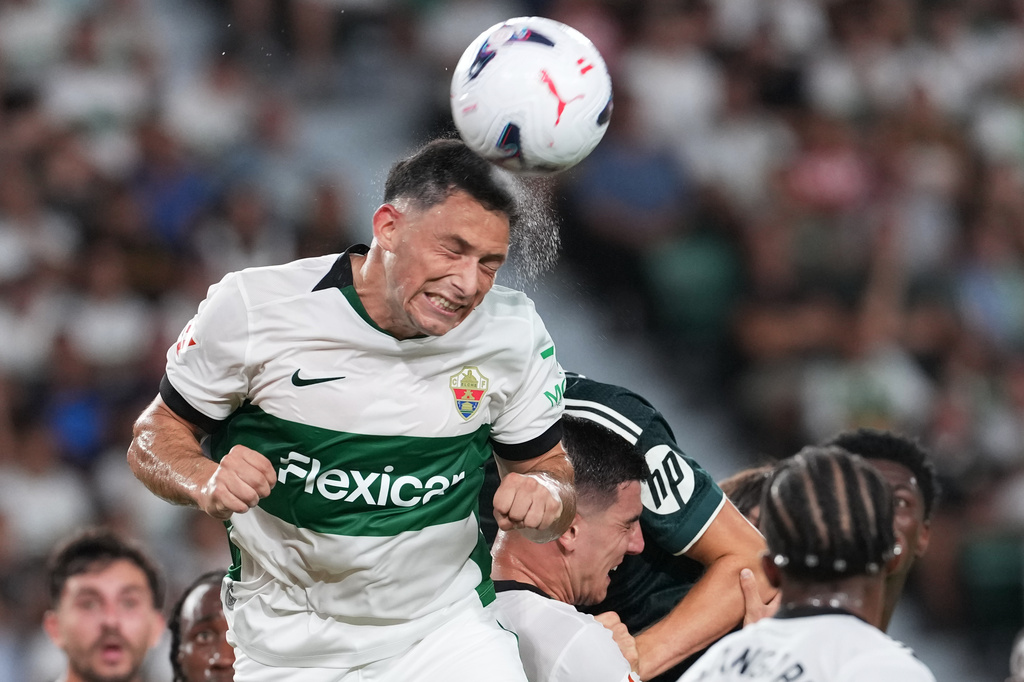 Elche's Abiel Osorio heads teh ball during the Spanish La Liga soccer match between Elche and Real Madrid in Elche, Spain, Tuesday, Sept. 15, 2026. (AP Photo/Alberto Saiz)