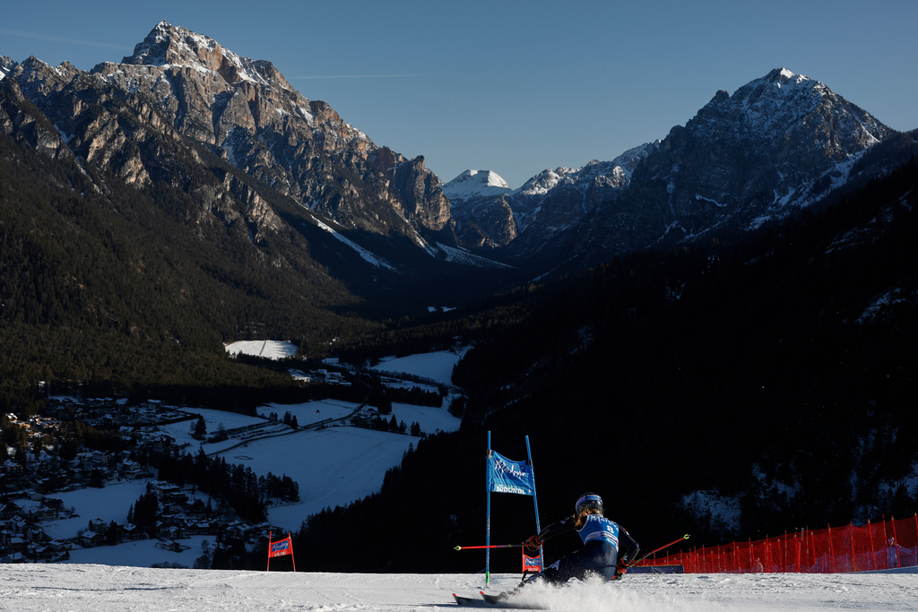 United States' Mikaela Shiffrin speeds down the course during a women's World Cup giant slalom, in Kronplatz, Italy, Tuesday, Jan. 20, 2026. (AP Photo/Gabriele Facciotti)