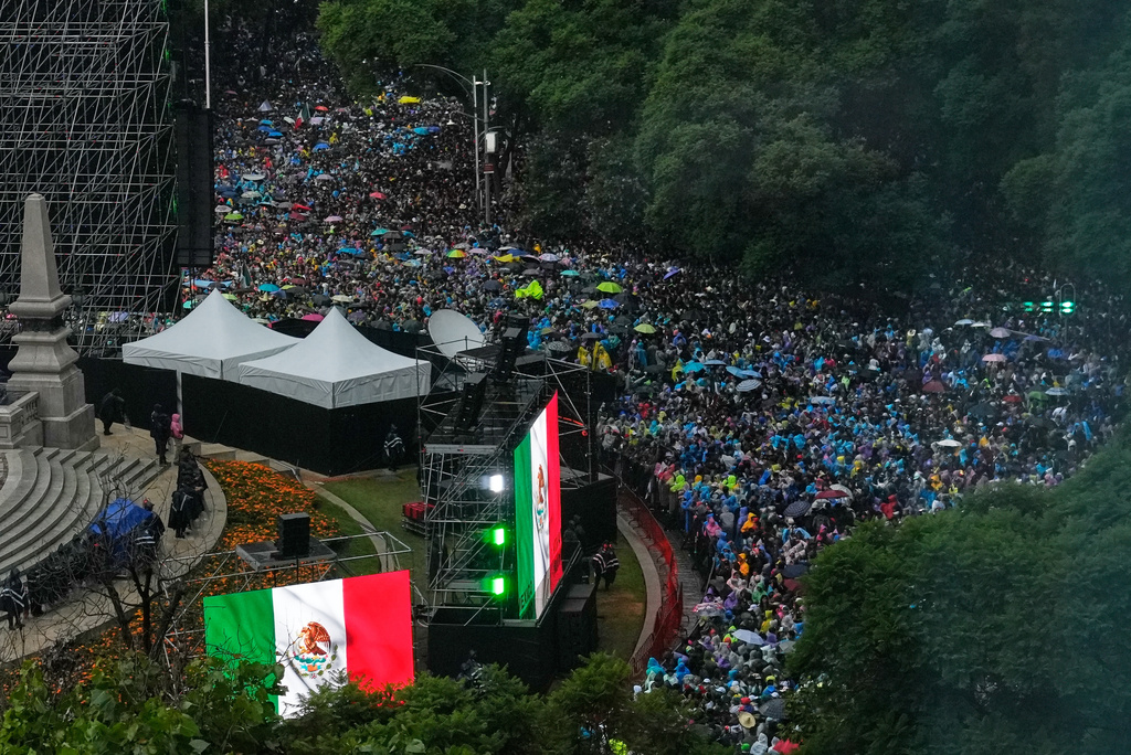 Soccer fans gather for a watch party for the World Cup soccer match between Mexico and Ecuador, at the base of the Angel of Independence monument in Mexico City, Tuesday, June 30, 2026. (AP Photo/Marco Ugarte)