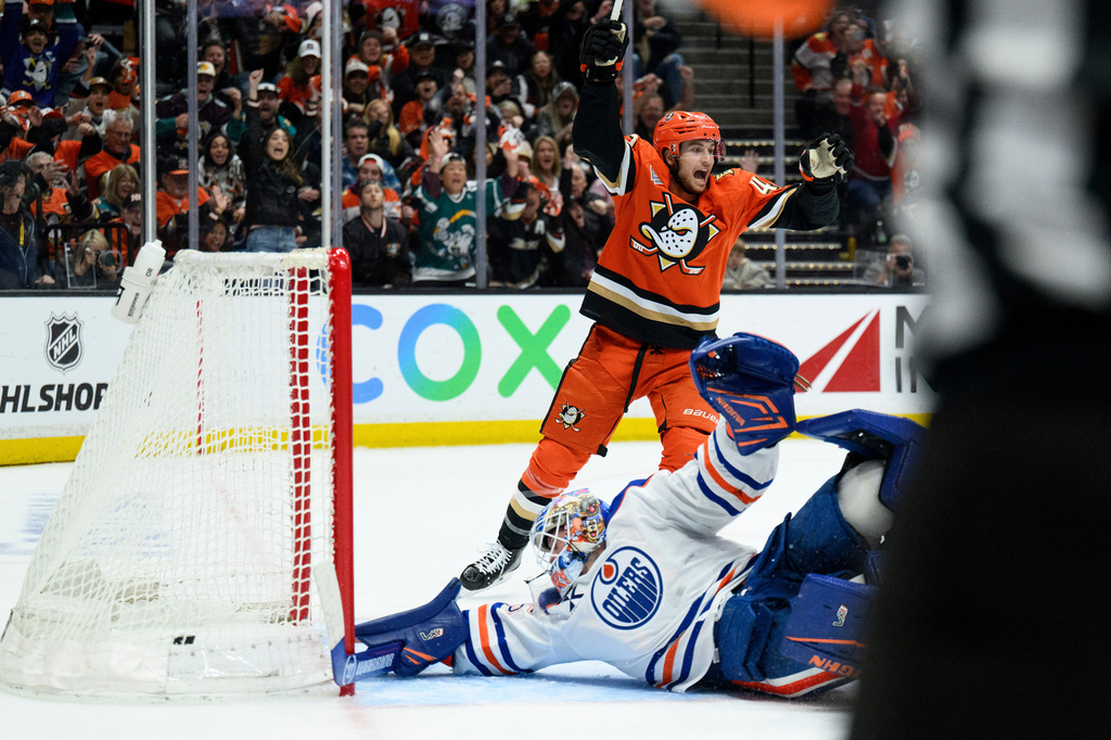Anaheim Ducks center Tim Washe, top, reacts on goal by left wing Jeffrey Viel during the third period of Game 4 in the first round of an NHL hockey Stanley Cup playoff series against the Edmonton Oilers, Sunday, April 26, 2026, in Anaheim, Calif. (AP Photo/Kyusung Gong)