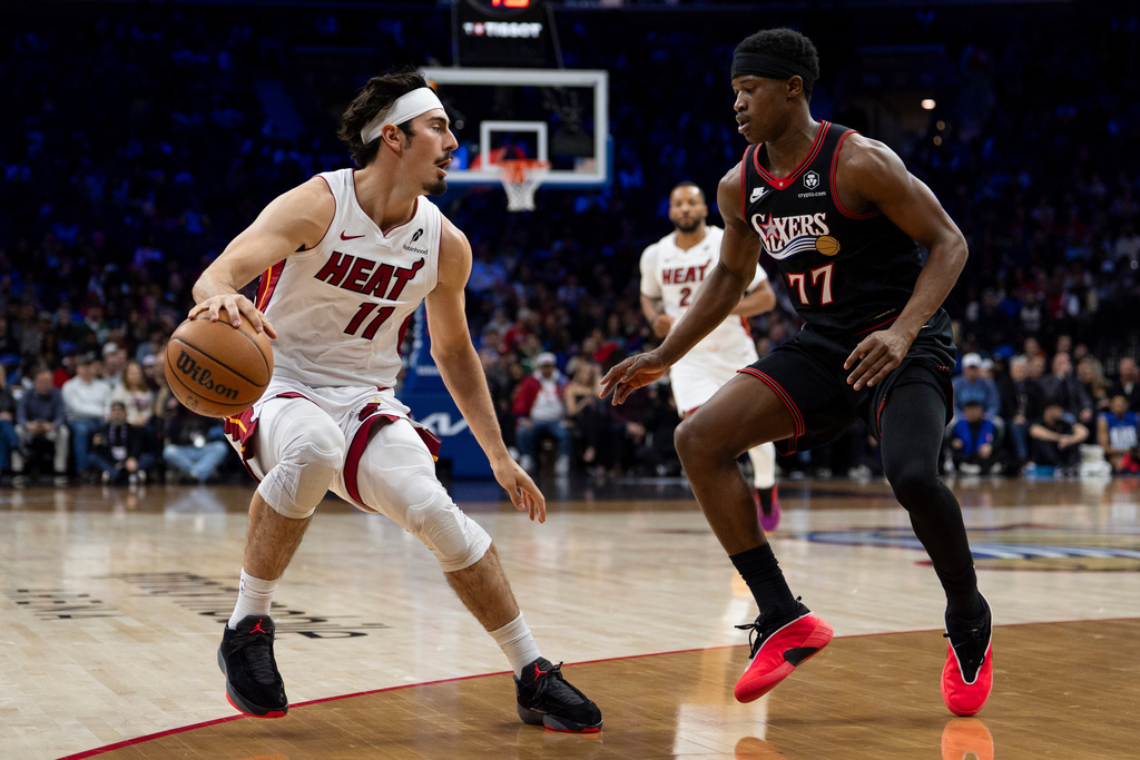 Miami Heat's Jaime Jaquez Jr., left, looks to make his move against Philadelphia 76ers' VJ Edgecombe, right, during the first half of an NBA basketball game, Thursday, Feb. 26, 2026, in Philadelphia. (AP Photo/Chris Szagola)