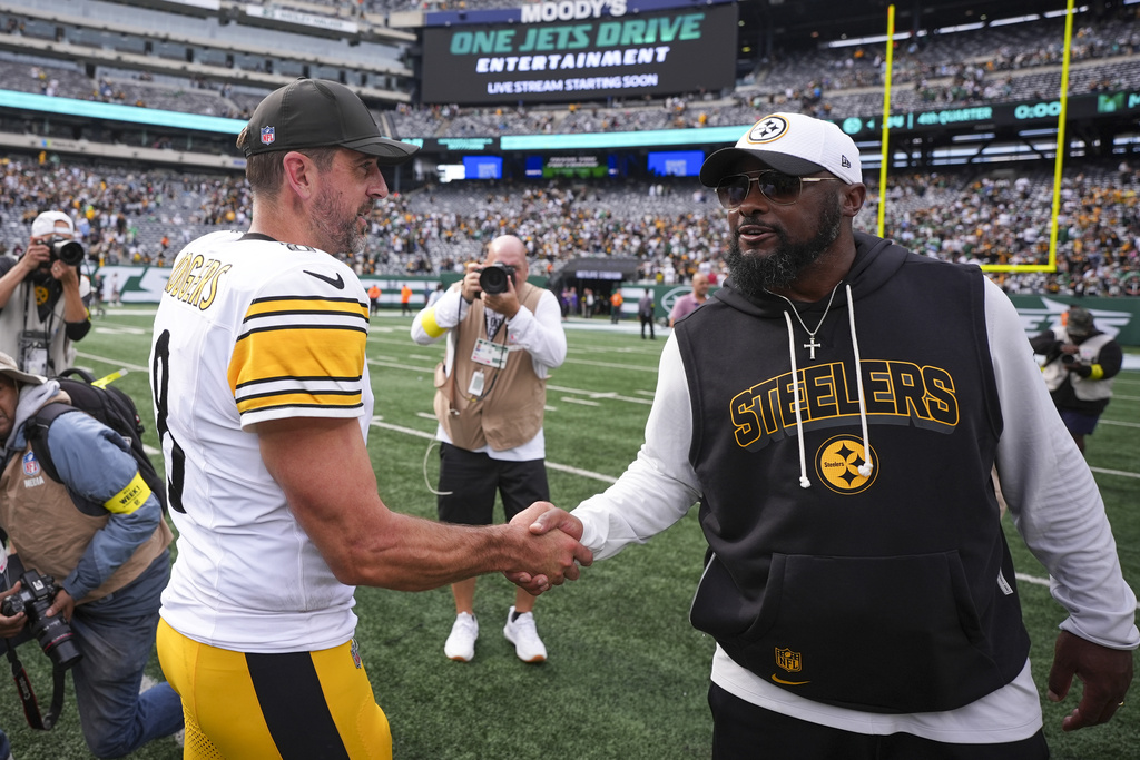 Pittsburgh Steelers quarterback Aaron Rodgers, left, shakes hands with his head coach Mike Tomlin following an NFL football game against the New York Jets Sunday, Sept. 7, 2025, in East Rutherford, N.J. (AP Photo/Matt Slocum)