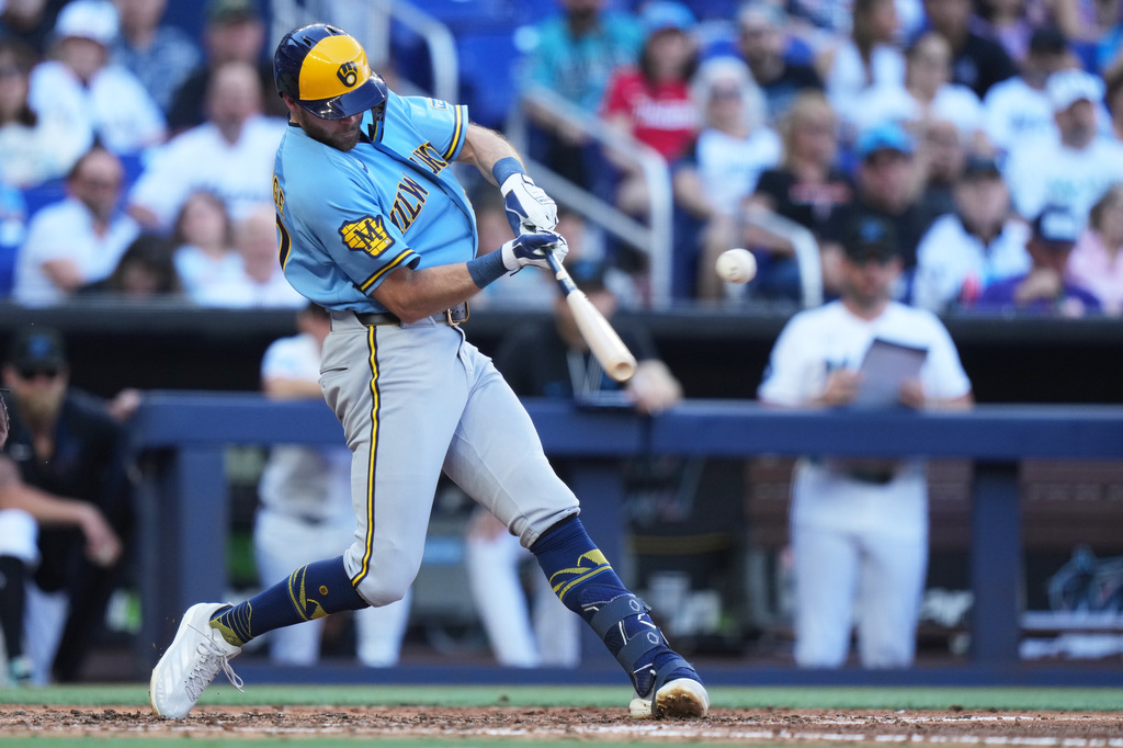 Milwaukee Brewers' Brandon Lockridge hits a RBI single to score Luis Rengifo during the fourth inning of a baseball game against the Miami Marlins, Saturday, April 18, 2026, in Miami. (AP Photo/Lynne Sladky)