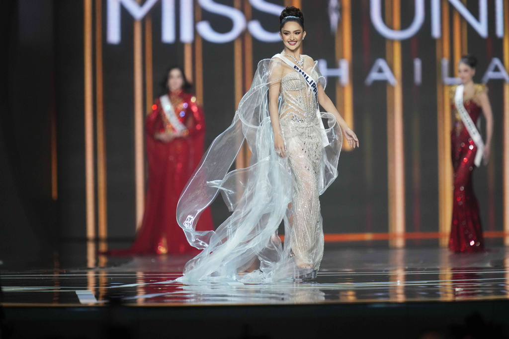 Miss Philippines Ahtisa Manalo competes during the final round of the 74th Miss Universe Beauty Pageant in Nonthaburi province, Thailand, Friday, Nov. 21, 2025. (AP Photo/Sakchai Lalit)