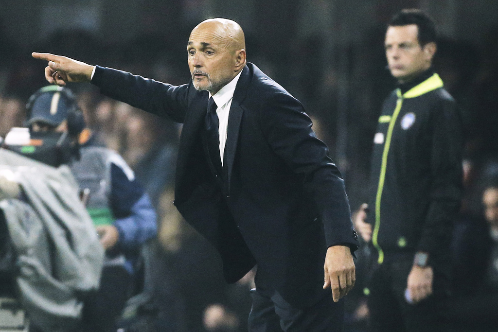 Juventus Allenatore head coach Luciano Spalletti gestures to his team during the Serie A soccer match between Cremonese and Juventus in Cremona, Italy, Saturday, Nov. 1, 2025. (Alberto Mariani/LaPresse via AP)