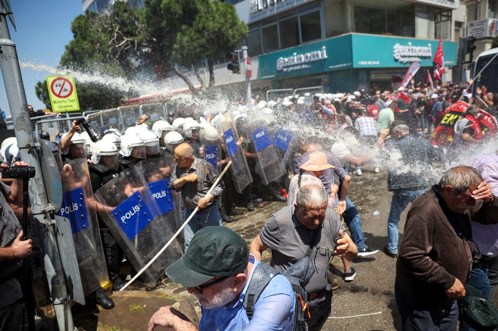 Police use water cannon to disperse supporters of Turkey's main opposition Republican People's Party (CHP) in Izmir, Turkey, Tuesday, May 26, 2026, during a rally in support of party's deposed leader Ozgur Ozel. (AP Photo/Erdem Sahin)
