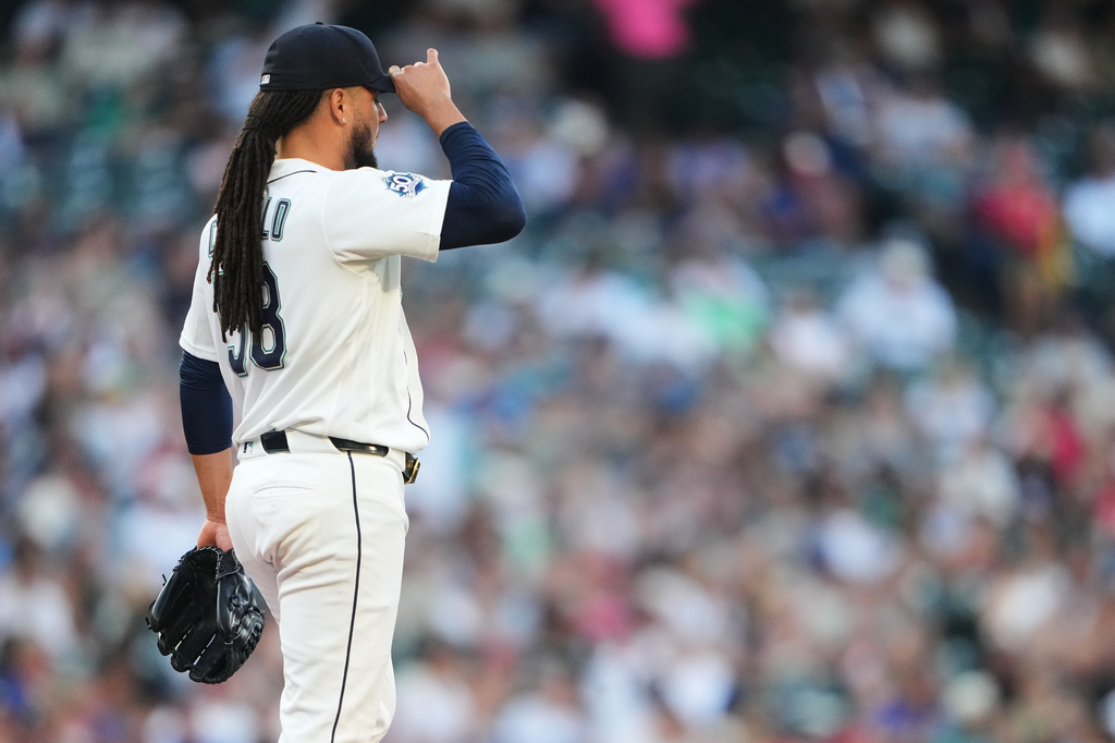 Seattle Mariners starting pitcher Luis Castillo looks on after giving up a solo home run to Cincinnati Reds' Eugenio Suárez during the fourth inning of a baseball game, Tuesday, July 21, 2026, in Seattle. (AP Photo/Lindsey Wasson)