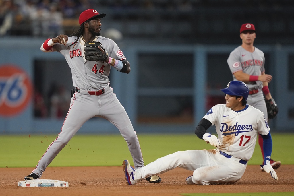 Los Angeles Dodgers' Shohei Ohtani, center, is forced out at second as Cincinnati Reds shortstop Elly De La Cruz decides not to throw to first on a hit by Mookie Betts during the third inning of a baseball game Tuesday, Aug. 26, 2025, in Los Angeles. (AP Photo/Mark J. Terrill)
