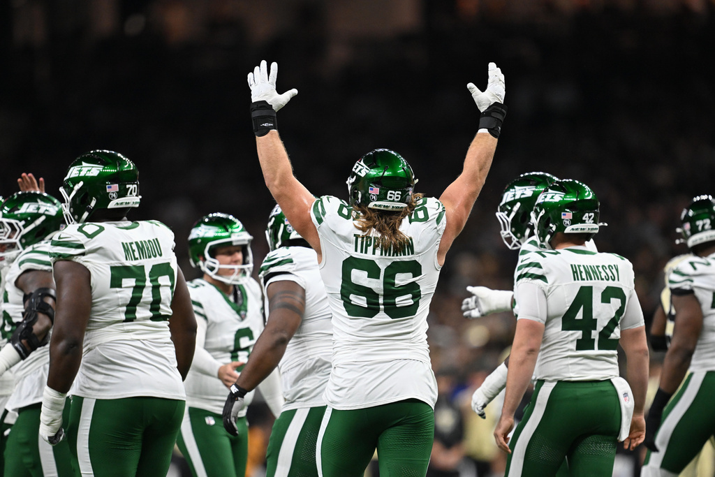 New York Jets guard Joe Tippmann (66) celebrates after a field goal during the first half of an NFL football game against the New Orleans Saints, Sunday, Dec. 21, 2025, in New Orleans. (AP Photo/Ella Hall)
