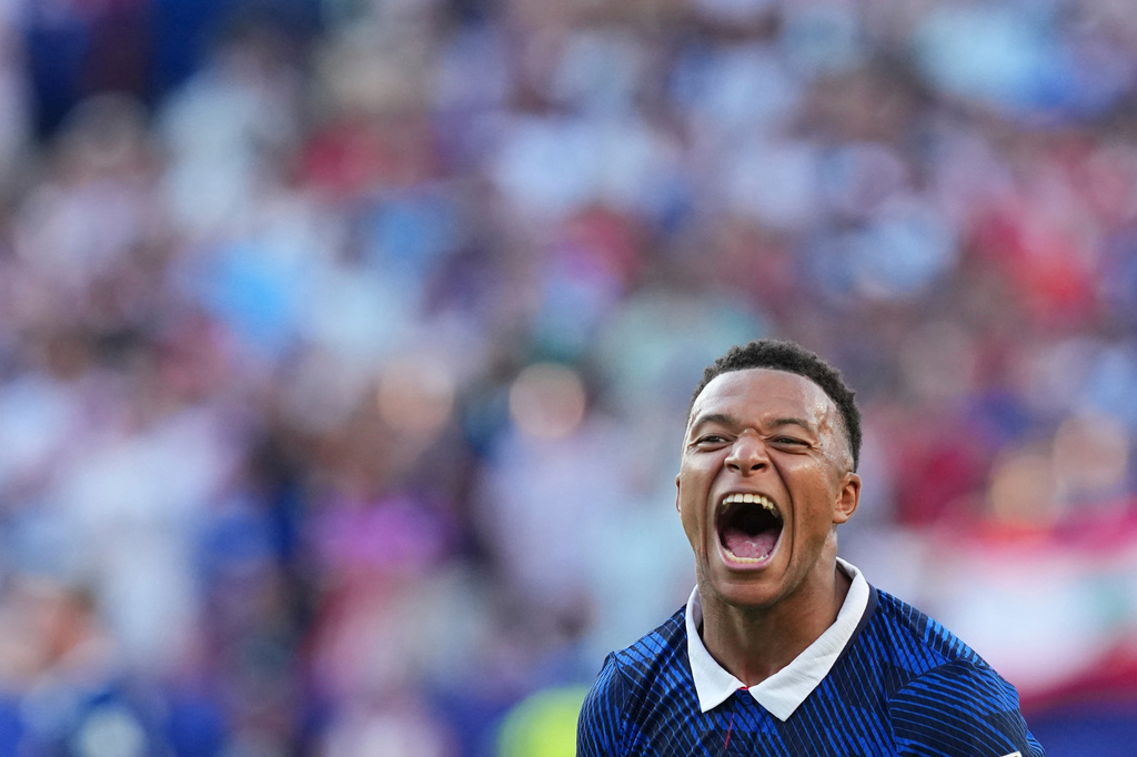 France's Kylian Mbappe (10) celebrates his team's victory at the end of the World Cup round of 16 soccer match between Paraguay and France in Philadelphia, Saturday, July 4, 2026. (AP Photo/Martin Meissner)
