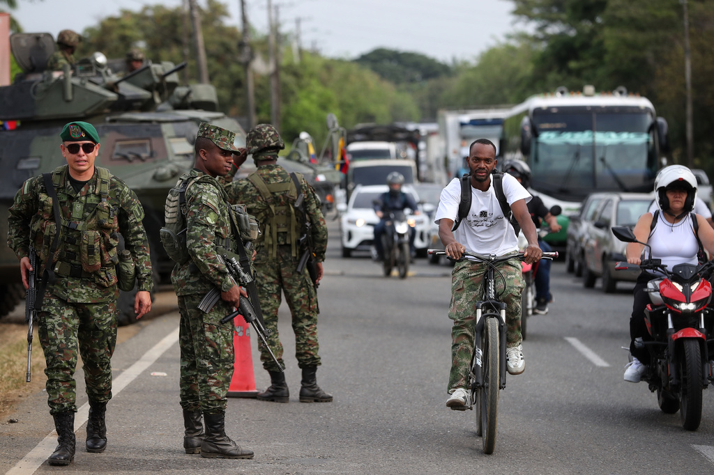 Soldiers stand guard along a road ahead of the inauguration of President-elect Abelardo de la Espriella in Cali, Colombia, Wednesday, Aug. 5, 2026. (AP Photo/Santiago Saldarriaga)