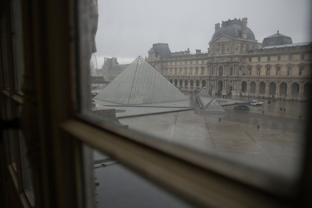 The courtyard and the pyramid of Le Louvre museum are seen Wednesday, Nov. 19, 2025 in Paris. (AP Photo/Christophe Ena)