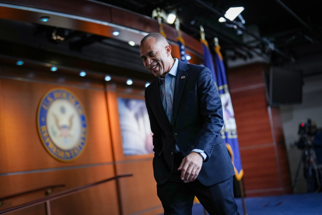 House Minority Leader Hakeem Jeffries, D-N.Y., departs a news conference as the government shutdown enters its third week, at the Capitol in Washington, Tuesday, Oct. 14, 2025. (AP Photo/J. Scott Applewhite)