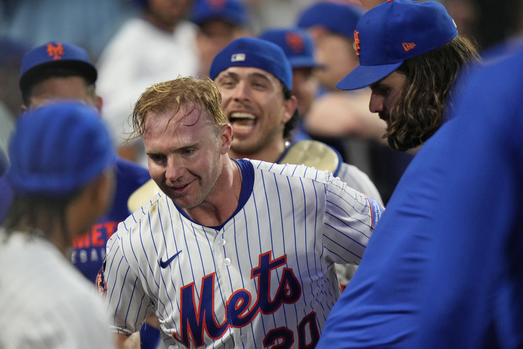 New York Mets' Pete Alonso (20) celebrates with teammates after hitting a two-run home run during the third inning of a baseball game against the Atlanta Braves Tuesday, Aug. 12, 2025, in New York. (AP Photo/Frank Franklin II)