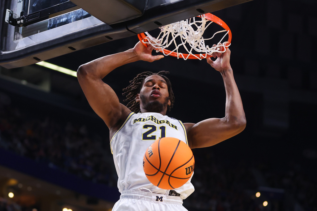 Michigan forward Morez Johnson Jr. (21) dunks the ball during the first half in the first round of the NCAA college basketball tournament against Howard, Thursday, March 19, 2026, in Buffalo, N.Y. (AP Photo/Jeffrey T. Barnes)