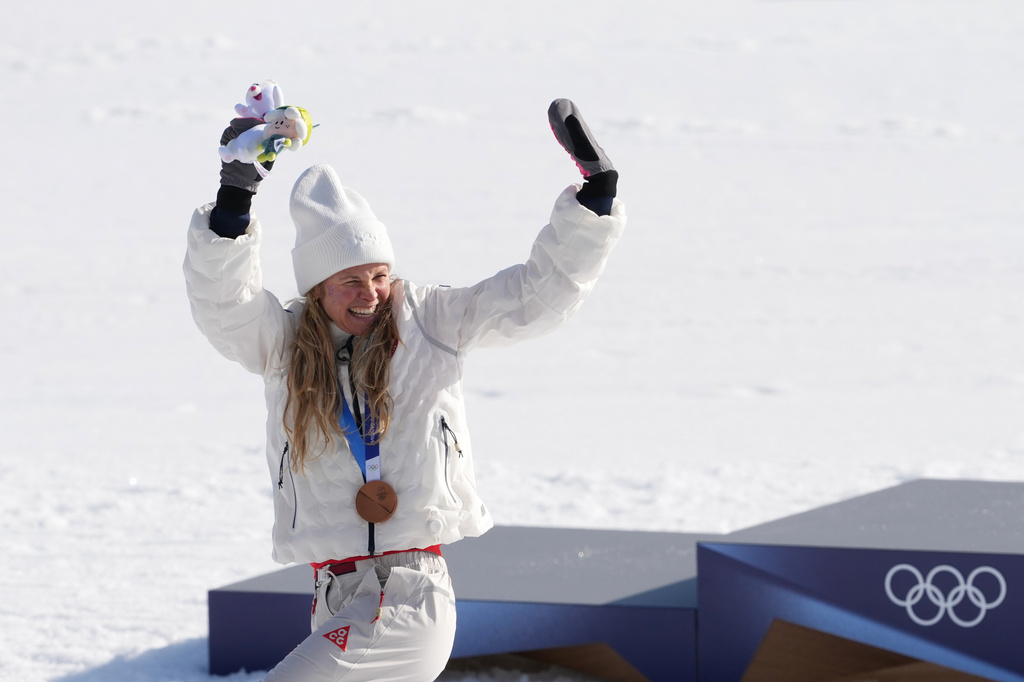 FILE - Jessie Diggins, of the United States, waves to the fans when walking away from the podium after winning the bronze medal in the cross country skiing women's 10-kilometer interval start free at the 2026 Winter Olympics, in Tesero, Italy, Feb. 12, 2026. (AP Photo/Evgeniy Maloletka, File)