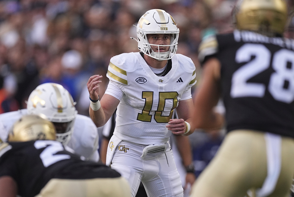 Georgia Tech quarterback Haynes King, center, calls a play at the line of scrimmage in the first half of an NCAA college football game against Colorado, Friday, Aug. 29, 2025, in Boulder, Colo. (AP Photo/David Zalubowski)