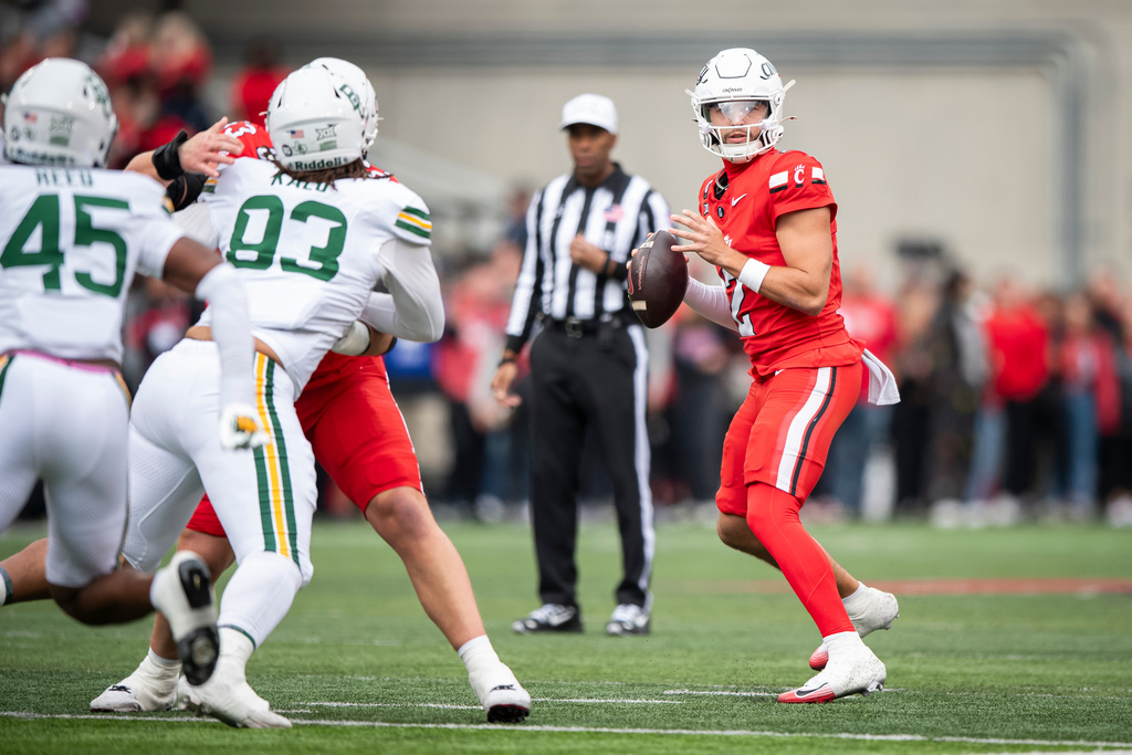 Cincinnati quarterback Brendan Sorsby (2) looks for an open teammate during the first quarter of an NCAA college football game against Baylor, Saturday, Oct. 25, 2025, in Cincinnati. (AP Photo/Tanner Pearson)
